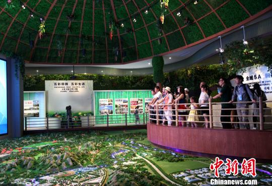 圖為海外媒體記者參觀玉林“五彩田園”現(xiàn)代特色農(nóng)業(yè)示范區(qū)?！钪拘?攝