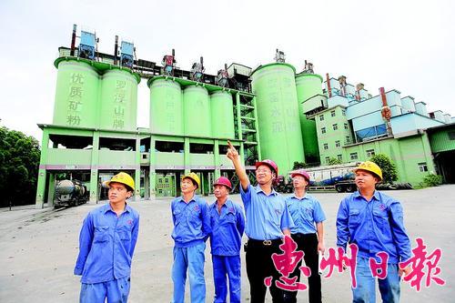     羅浮山水泥集團(tuán)有限公司董事長(zhǎng)吳國(guó) 強(qiáng)（中）與員工一起研究企業(yè)課題。
    本報(bào)記者鐘暢新 攝
