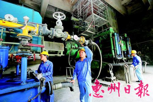工人在生產(chǎn)車(chē)間維護(hù)保養(yǎng)機(jī)器設(shè)備。 本報(bào)記者鐘暢新 攝
