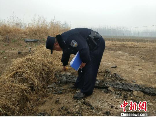 警方正在對(duì)被盜路面進(jìn)勘測(cè)。警方供圖