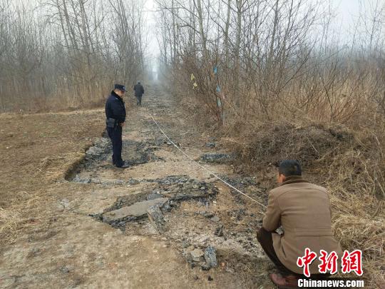 警方正在對(duì)被盜路面進(jìn)勘測(cè)。警方供圖