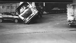 水泥攪拌車傾倒后壓扁兩輛車，3人死亡