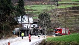 痛心！30噸水泥罐車側(cè)翻 2人死亡！
