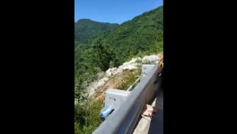 水泥跨區(qū)域銷售，水泥車翻下河壩發(fā)生事故！