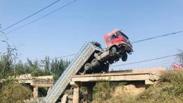水泥熟料車壓塌公路橋！