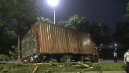 水泥運(yùn)輸車司機(jī)被困！緊急救援中... ...
