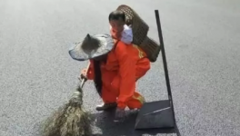 淚奔！底層水泥人曝光！領(lǐng)著800年不變的工資！