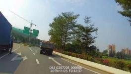屢禁不止！又一水泥貨車側(cè)翻！