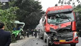 散裝水泥車追尾公交車致16人受傷！
