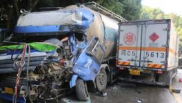 慘烈！滿載20噸水泥罐車與液化氣瓶貨車迎面相撞 ！