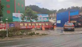 水泥車頻發(fā)事故，攪拌站長期違法占地沒人管？