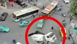 突發(fā)！路面塌陷，水泥罐車墜入大坑！