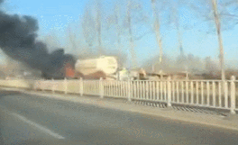 危險(xiǎn)！散裝水泥車(chē)起火燃燒，大火吞噬車(chē)頭（附視頻）