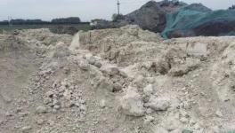山水工廠對(duì)面露天存放固廢，占地三四畝塵土飛揚(yáng)！